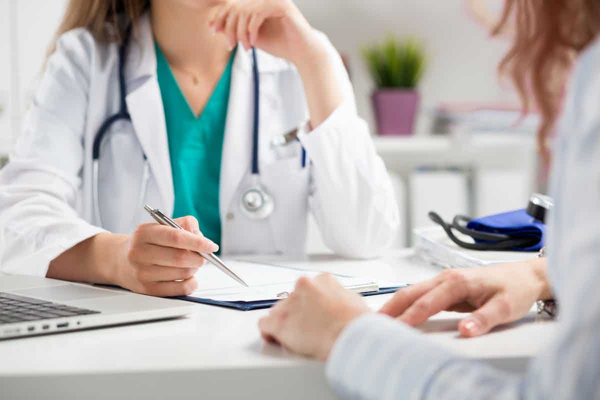 woman getting help choosing pain management doctors